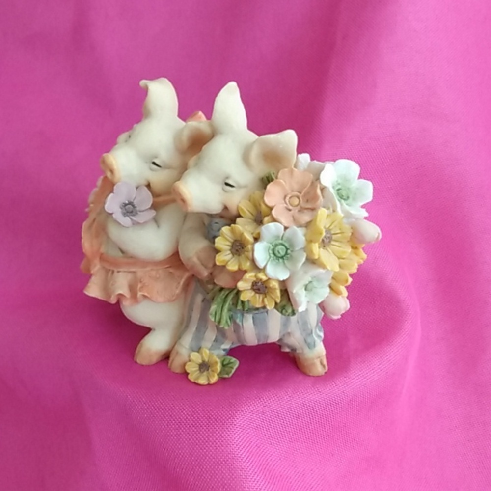 Adorable Vintage Happy couple Figurine with Flowers - Picture 7 of 8